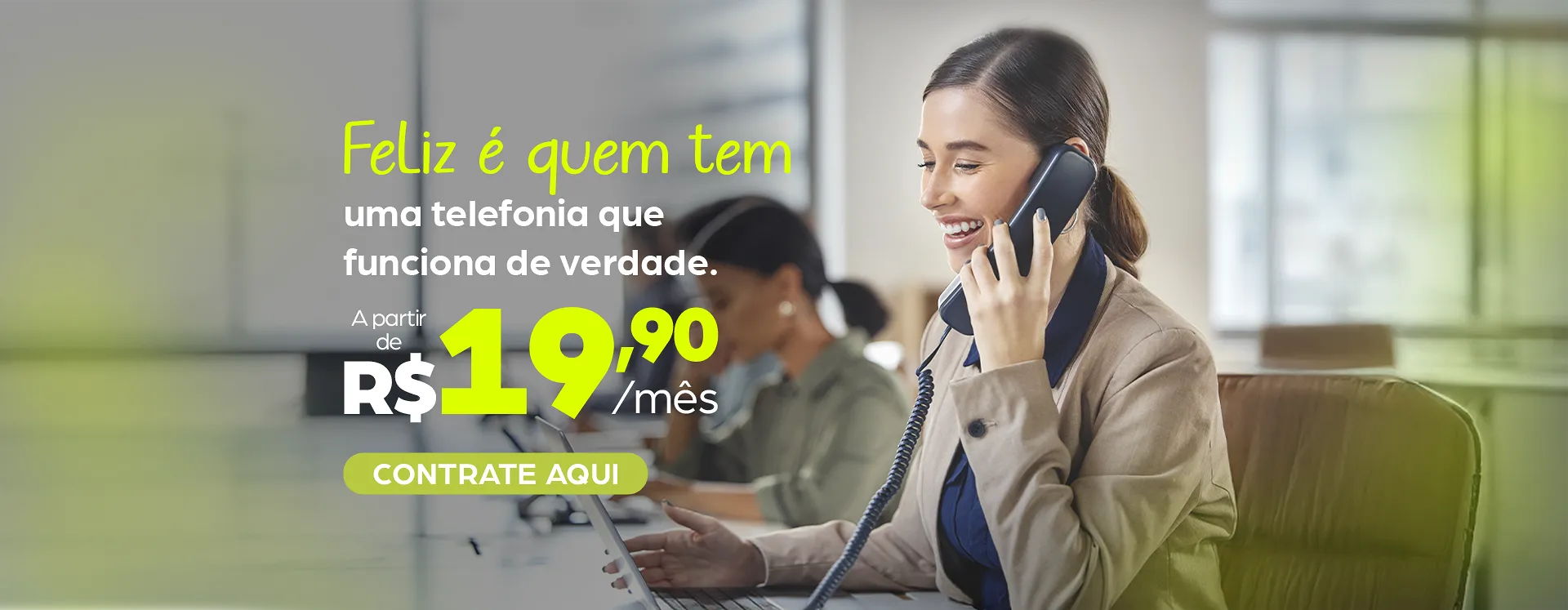 Pessoa usando serviço de telefonia STAR